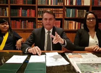 Bolsonaro comenta decisão do TSE sobre disparos no WhatsApp