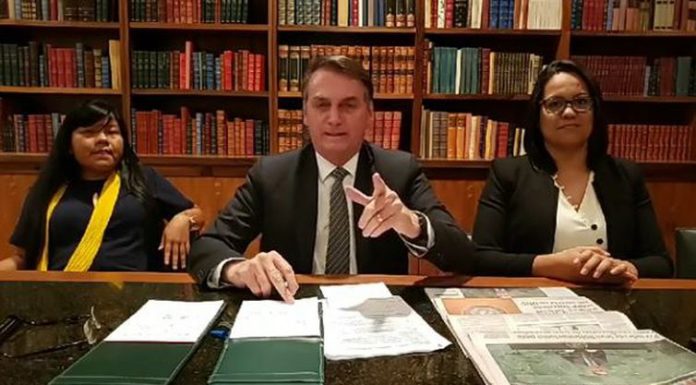 Bolsonaro comenta decisão do TSE sobre disparos no WhatsApp