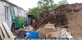 TV Globo volta a Jandira para mostrar descarte irregular de entulho em área de proteção
