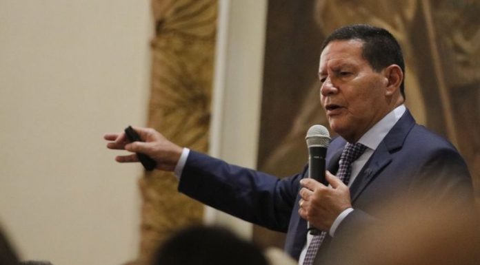 Mourão elogia Bolsonaro e diz que país é exemplo de proteção ambiental