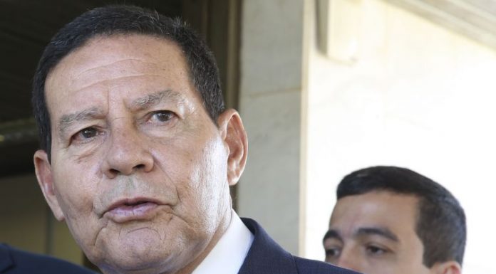 Mourão visita Bolsonaro no hospital
