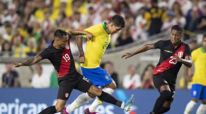 Tite critica estado do gramado em derrota para o Peru