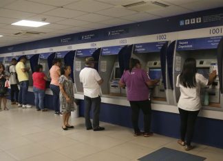 Trabalhadores buscam agências da Caixa para sacar FGTS e tirar dúvidas
