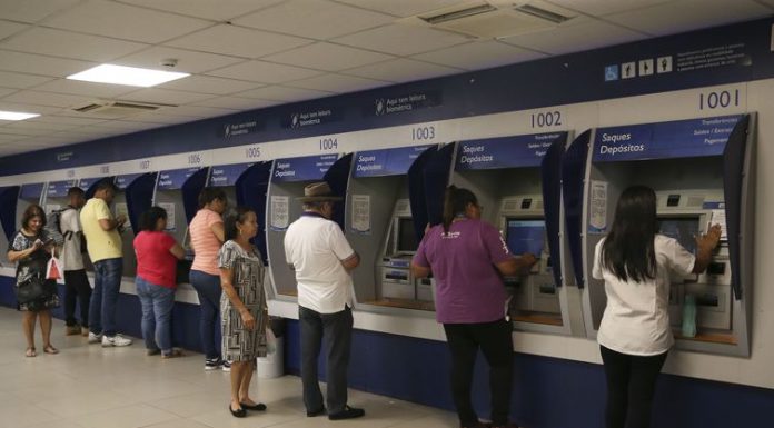 Trabalhadores buscam agências da Caixa para sacar FGTS e tirar dúvidas