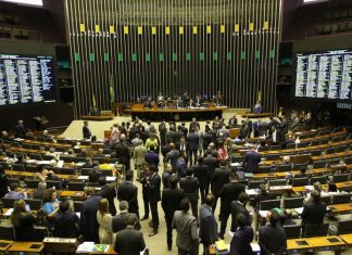 Câmara aprova PL que criminaliza desafios que induzem ao suicídio