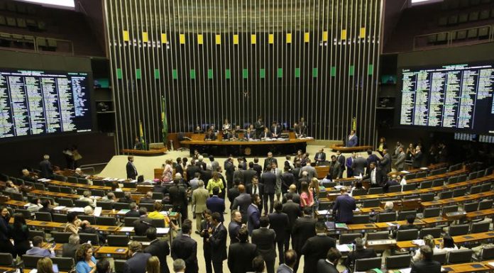 Câmara aprova PL que criminaliza desafios que induzem ao suicídio