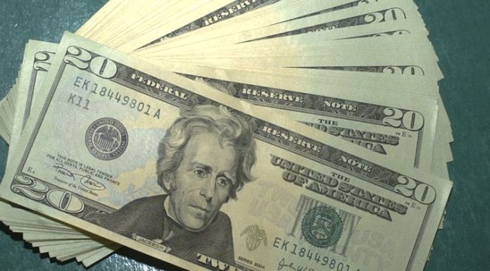 Dólar fecha abaixo de R$ 4 pela primeira vez em mais de dois meses