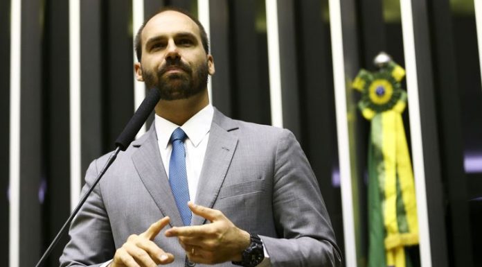 Eduardo Bolsonaro se desculpa por declaração sobre AI-5