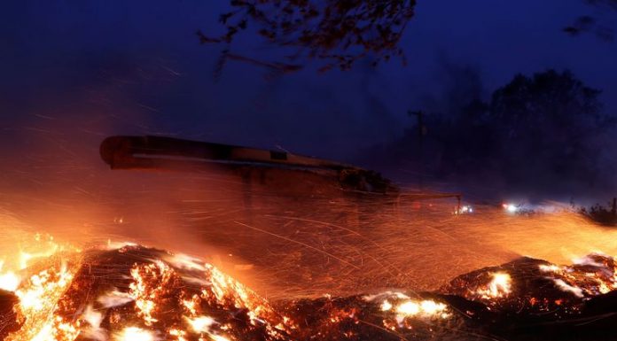 Incêndios na Califórnia forçam a evacuação de 180 mil pessoas