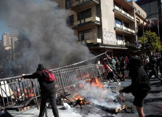 Manifestantes tentam invadir Congresso do Chile
