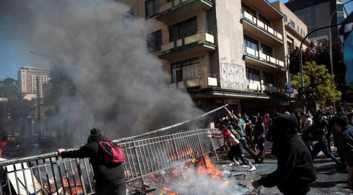 Manifestantes tentam invadir Congresso do Chile