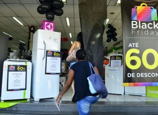 Oito em cada dez brasileiros devem fazer compras na Black Friday