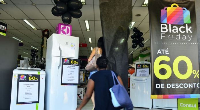 Oito em cada dez brasileiros devem fazer compras na Black Friday