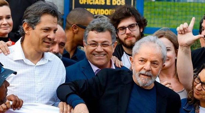 Lula deixa a prisão, após decisão do STF