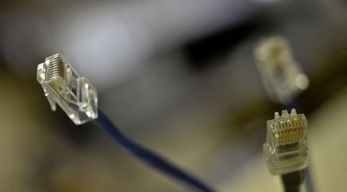 Alto-falantes inteligentes chegam ao Brasil com novas funções e riscos
