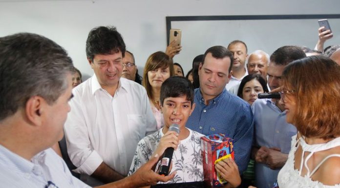 Após cartinha ao Papai Noel, menino ganha aparelho de audição