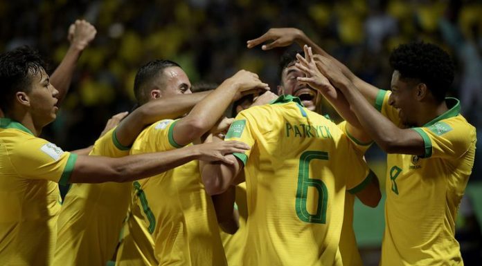Bolsonaro almoça com Seleção do Brasil sub-17, tetracampeã de futebol