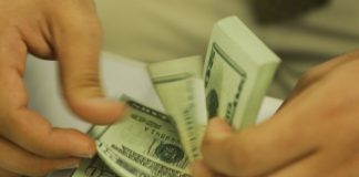 Dólar ultrapassa R$ 4,20 e fecha no maior valor desde criação do real
