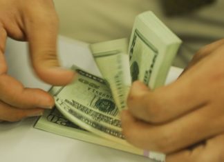 Dólar ultrapassa R$ 4,20 e fecha no maior valor desde criação do real