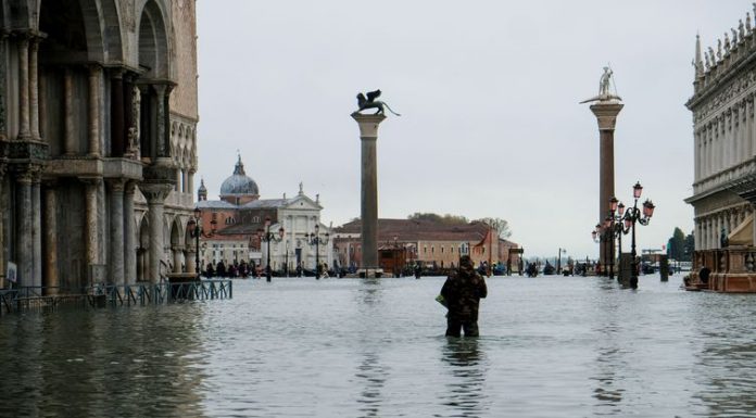 Maré alta volta a inundar Veneza