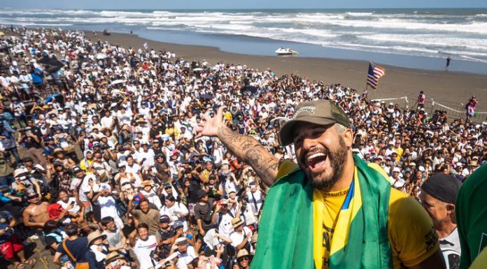 Braziliam Storm surfa pelo quarto título mundial