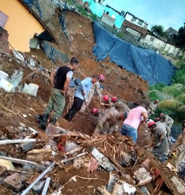 Polícia investiga se rompimento de canos causou deslizamento no Recife