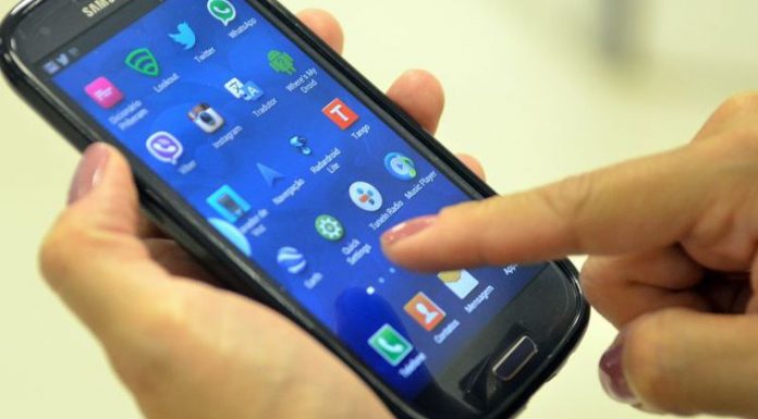 Smartphones usados em excesso prejudicam crianças, revela pesquisa
