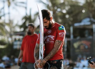 Surfe: Disputa pelo título mundial fica entre três surfistas