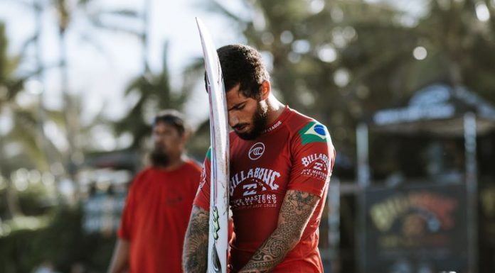 Surfe: Disputa pelo título mundial fica entre três surfistas