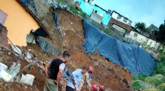 Vítimas de deslizamento de barreira no Recife são enterradas
