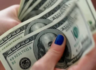 Dólar cai para R$ 5,86 e fecha no menor nível em dois meses