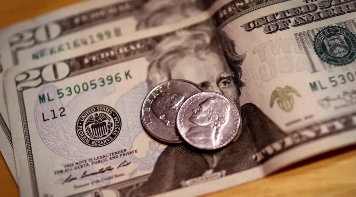Dólar cai para R$ 5,68 e fecha no menor valor em quatro meses