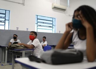 Vacinar adolescentes torna mais seguro retorno às aulas, diz Fiocruz