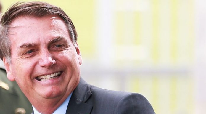Bolsonaro sanciona lei que institui carteira nacional do autista