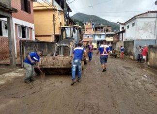 Bombeiros chegam a Petrópolis para reforçar buscas