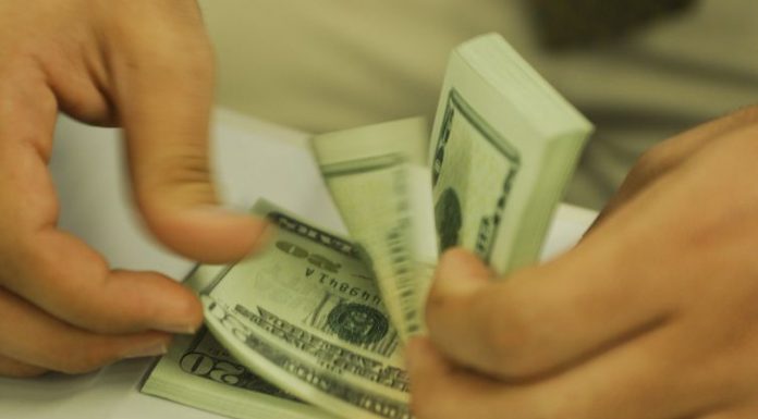 Dólar cotado a R$ 4,326, no maior nível desde criação do real