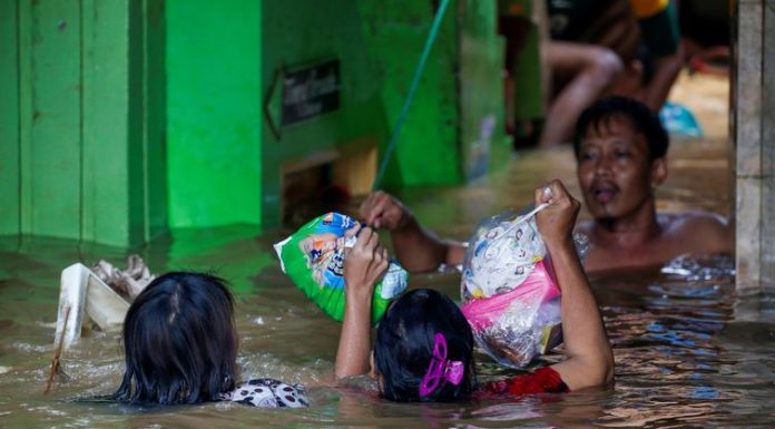 Inundações na capital da Indonésia deixam pelo menos 26 mortos
