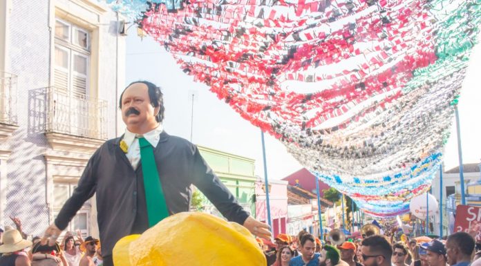 Carnaval de Olinda tem boneco gigante de Levy Fidelix