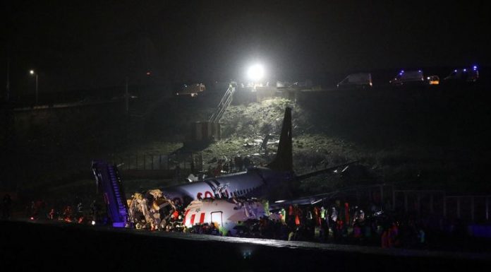 Avião derrapa ao pousar e se parte em três pedaços na Turquia