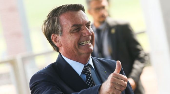 Bolsonaro passa o carnaval em base no Guarujá