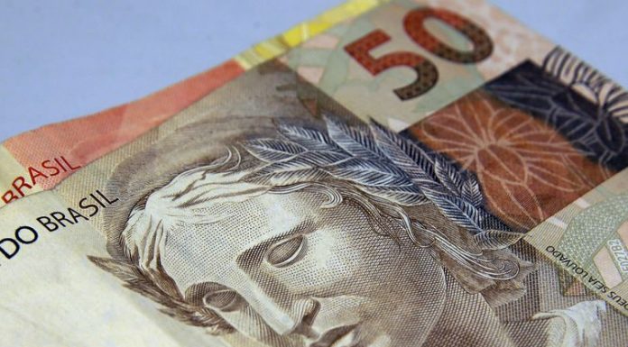 Rendimento médio de brasileiros cai a 82% em maio devido à covid-19