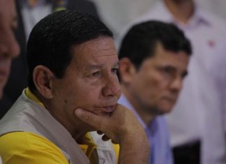 Mourão visita abrigos de venezuelanos em Roraima