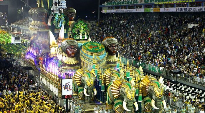 Passarela do Samba em São Paulo recebe sete escolas na primeira noite