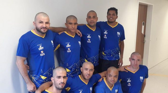 Atletas raspam cabeça em solidariedade a parceiro com câncer