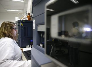 Após 7 anos em queda, diferença salarial de homens e mulheres aumenta