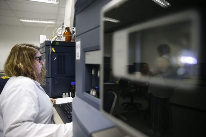 Após 7 anos em queda, diferença salarial de homens e mulheres aumenta