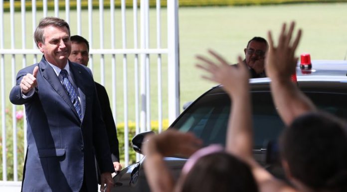 Bolsonaro participa de manifestação de simpatizantes em Brasília