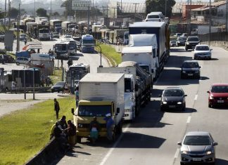 SP: Justiça decide que caminhoneiros mantenham abastecimento de ônibus