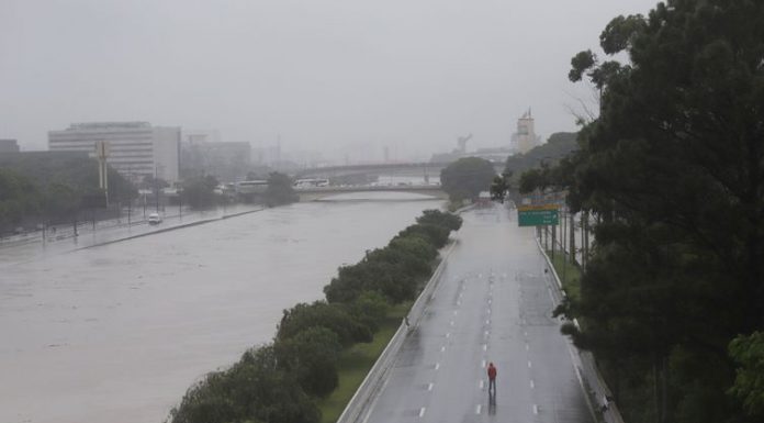 Chuva provoca desmoronamentos, alagamentos e queda de árvores em SP