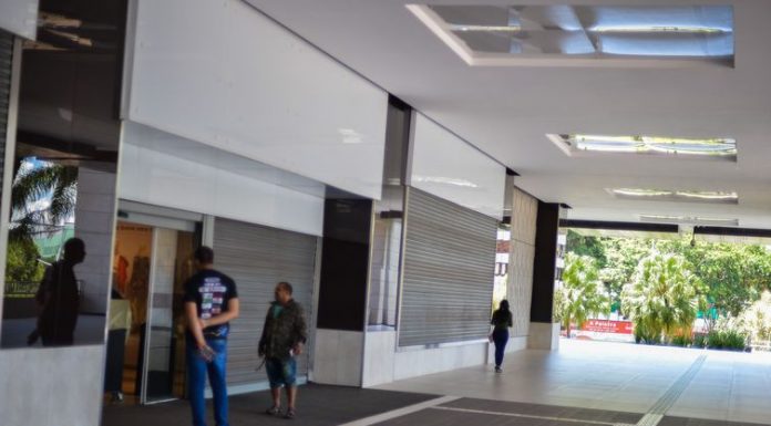 Confiança do consumidor sofre forte queda puxada por pandemia